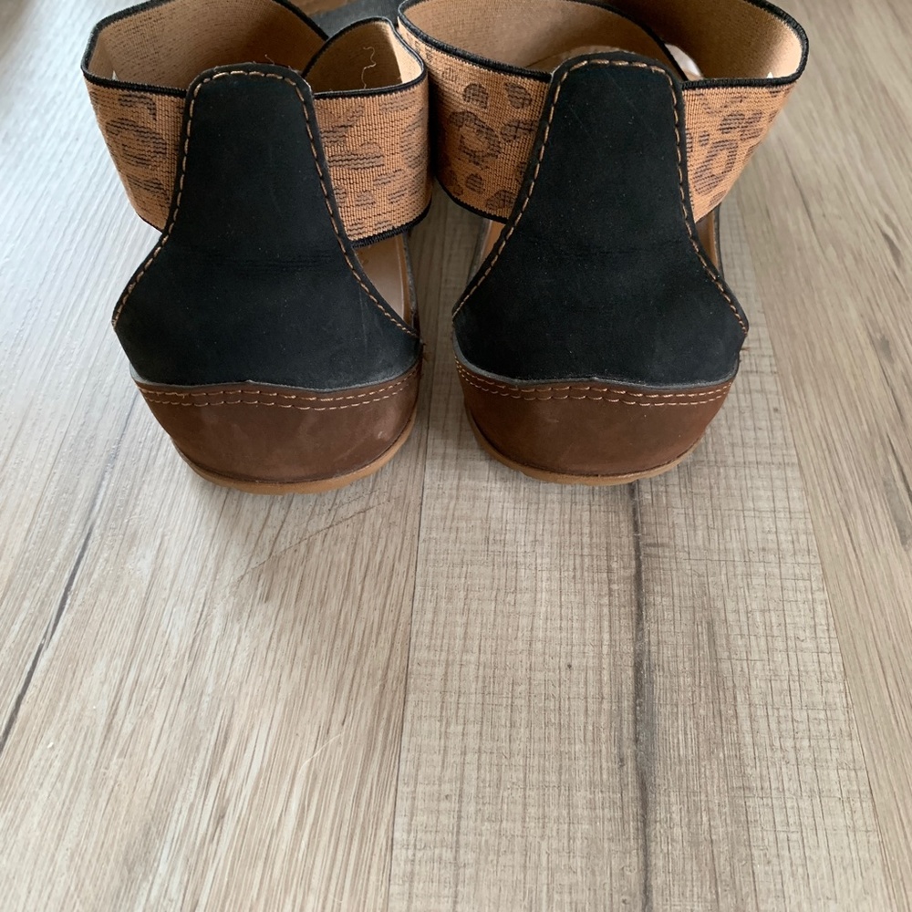 Crocs Anna Ankle Strap Leopard Print Sandals - Picture 4 of 6